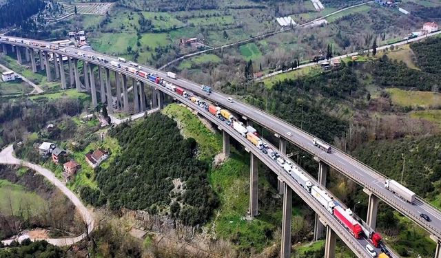 TEM'de Zincirleme Kazada Oluşan Kuyruk Dronla Görüntülendi