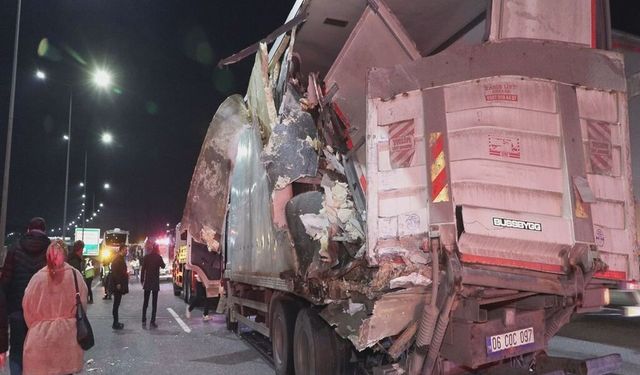 İstanbul Sancaktepe’de Yolcu Otobüsü TIR’a Çarptı: 10 Yaralı