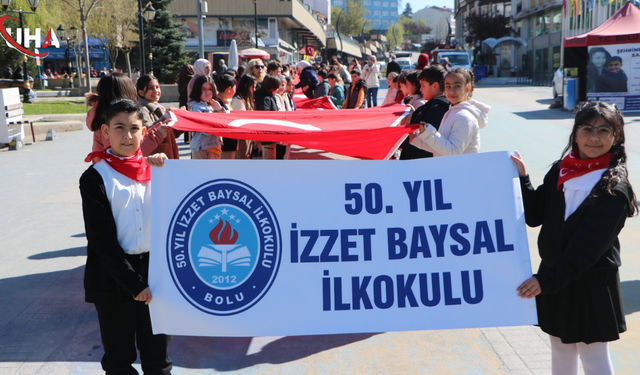 Bolu'da Dev Bayrakla Anlamlı Yürüyüş: Hem 23 Nisan Coşkusu Hem Okul Saldırılarına Tepki