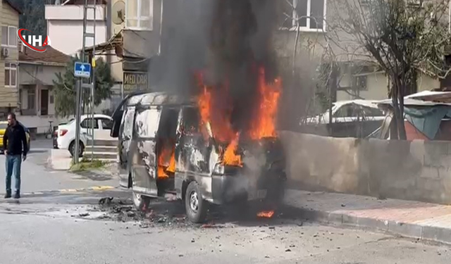 Park Halindeki Araç Alevlere Teslim Oldu