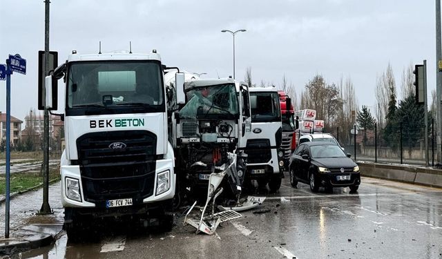 İki Beton Mikseri Kırmızı Işıkta Birbirine Girdi: 1 Yaralı