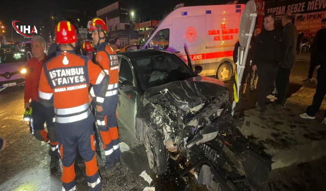 Avcılar'da İki Otomobil Kafa Kafaya Çarpıştı: 4 Kişi Yaralandı
