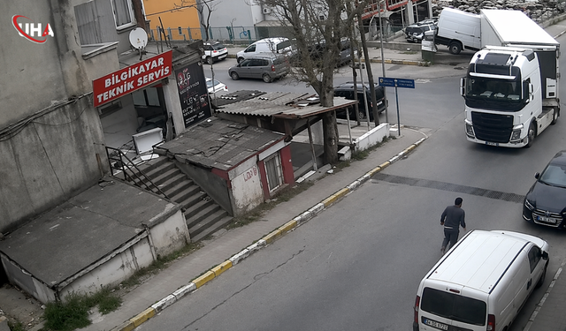 İstanbul Beylikdüzü'nde El Freni Unutulan TIR Minibüse Çarptı