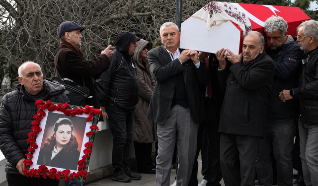 Tiyatro Sanatçısı Feyha Çelenk Son Yolculuğuna Uğurlandı