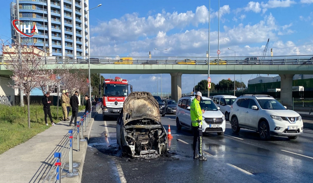 Zeytinburnu’nda Otomobil Alev Aldı, Özel Harekat Yolu Kapattı