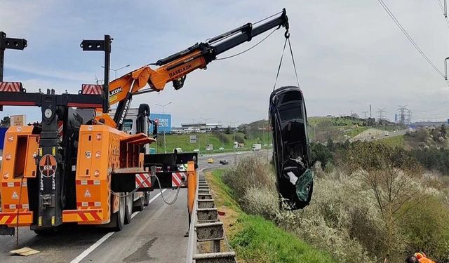 Eyüpsultan’da Bir Araç Ormanlık Alana Uçtu