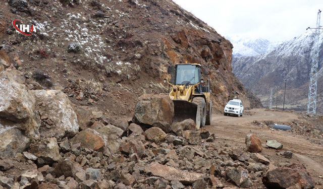 Erzurum'da Kar Ve Yağmur Sonrası Heyelan: Yol Çöktü