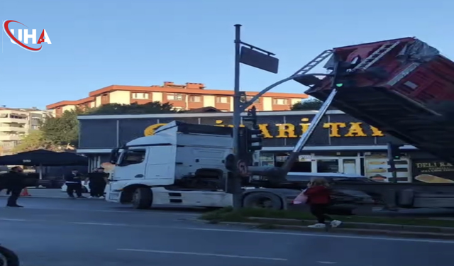Pendik'te Hafriyat Kamyonu Trafik Işıklarını Devirdi