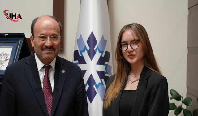 Üniversiteli Gizem, Rektörün 11 Saatlik Mesaisine Eşlik Etti