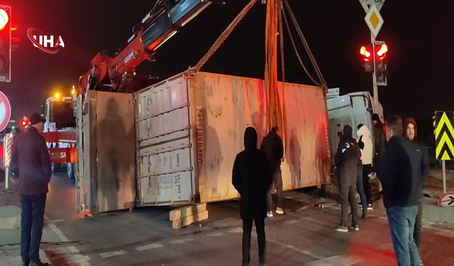 Arnavutköy’de Devrilen TIR Ulaşımı Durdurdu
