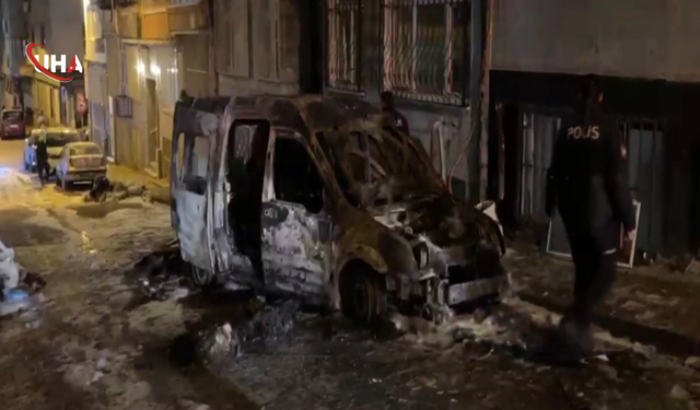 Fatih'te Korkutan Yangın: Park Halindeki Hafif Ticari Araç Alev Alev Yandı