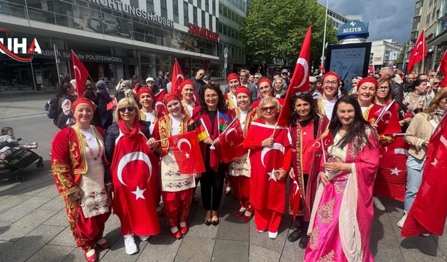 19 Mayıs Coşkusu Stuttgart’ta Meydanı Kırmızı-Beyaza Boyadı