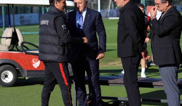 Bakan Bak, A Milli Futbol Takımı’nın Antrenmanını Takip Etti