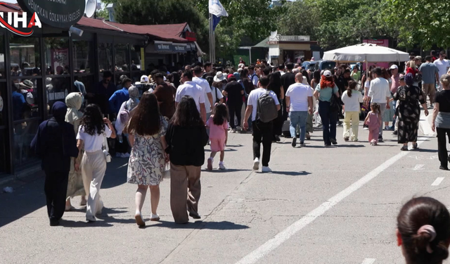 İstanbul'da Boş Yollar Sahillerde Yoğunluğa Dönüştü