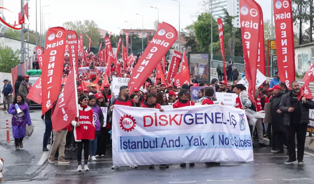 Kadıköy’de 1 Mayıs Coşkusu: Yağmura Rağmen Binler Rıhtım’da Buluştu