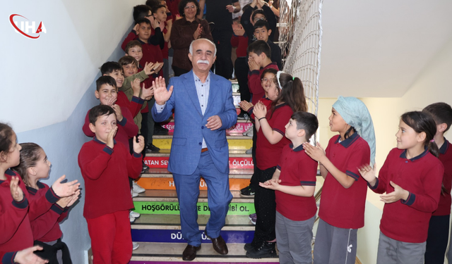 47 Yıllık Meslek Hayatına Duygusal Veda: Emekli Öğretmen "Hatıran Yeter" Şarkısıyla Uğurlandı