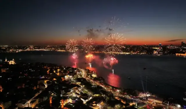 İstanbul Boğazı’ndaki Havai Fişek Gösterisi Havadan Görüntülendi