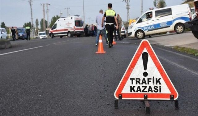 Kuzey Ege Otoyolu’nda Lastik Patladı, TIR Devrildi: 2 Ölü