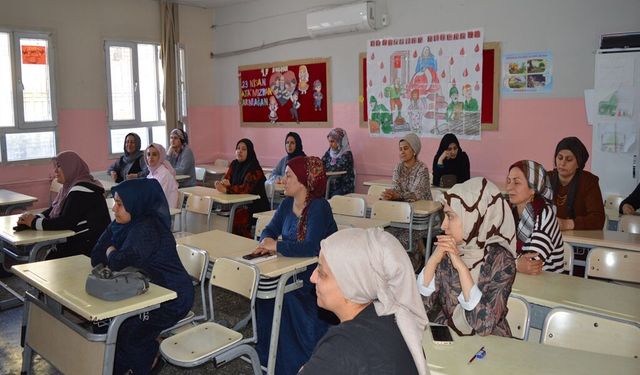 Mardin'de Anneler Önce Kitap Okudu, Ardından Çocuklarının Oturduğu Sıralarda Sınava Girdi