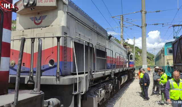 Yük Treni Öğrenci Servisine Çarptı