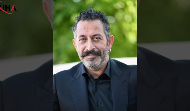 Cem Yılmaz Ve Ahu Yağtu Oğullarının Mezuniyetinde Bir Arada