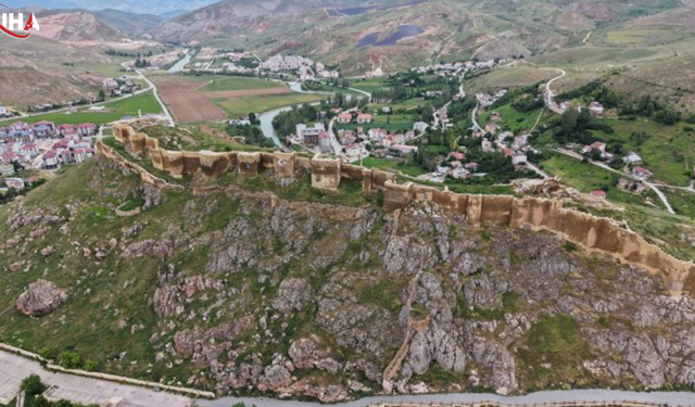 Çinimaçin Unvanlı Bayburt Kalesi Tarihi İhtişamıyla Zamana Meydan Okuyor