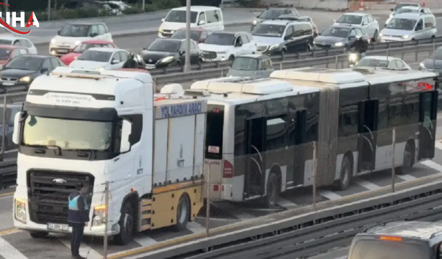 İstanbul'da Seyir Halindeki Metrobüs Yandı
