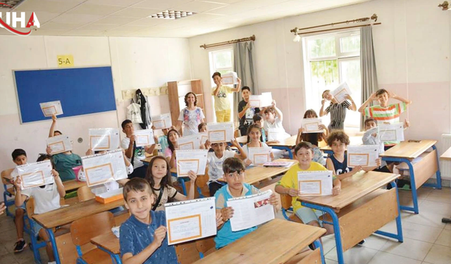 Eğitim-Bir-Sen'den Öğrenci Gelişim Raporu Eylemi