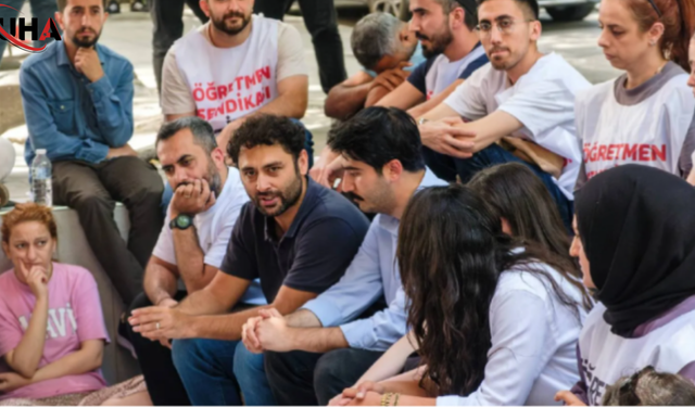 Açlık Grevinde Olan İki Öğretmen Hastaneye Kaldırıldı