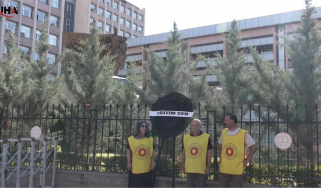 Eğitim Sen'den Ankara'da Siyah Çelenkli Protesto