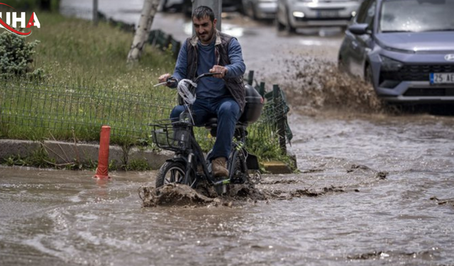 Erzurum'da Cadde Ve Sokaklar Sular Altında