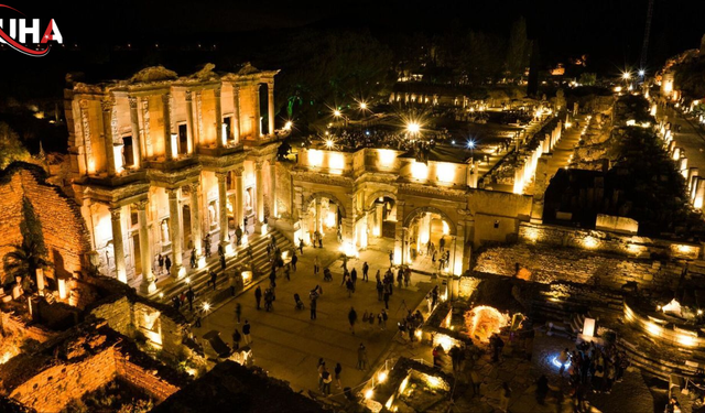 Efes Antik Kenti'nde Gece Müzeciliği Sezonu Açıldı