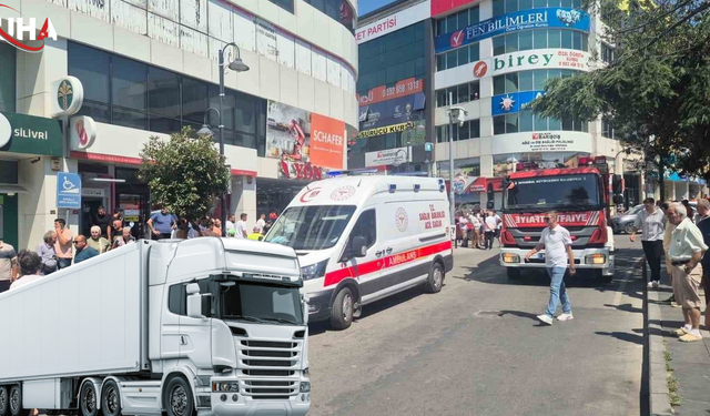 Silivri'de Belediye Kamyoneti Durağa Daldı