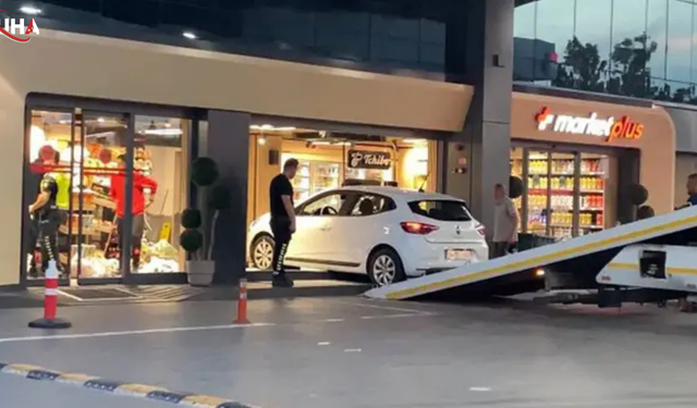 Bağcılar’da Akaryakıt İstasyonunda Otomobil Markete Daldı