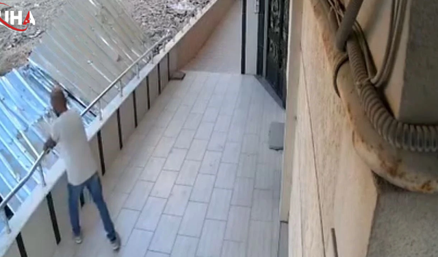 Bahçe Demirini Elleriyle Söküp Götürdüler
