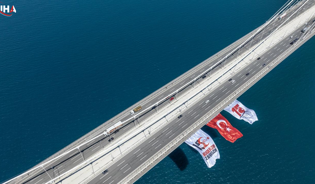 İstanbul Boğazı'nda 15 Temmuz İçin Anlamlı Tören: Köprülere Türk Bayrakları Asıldı