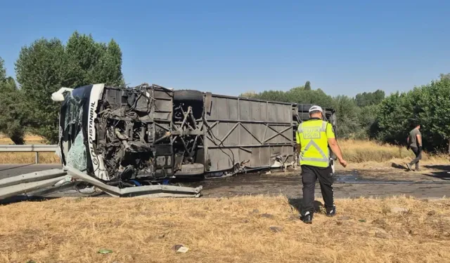 Afyonkarahisar’da Can Pazarı! İstanbul-Antalya Otobüsü Devrildi: 22 Yaralı!