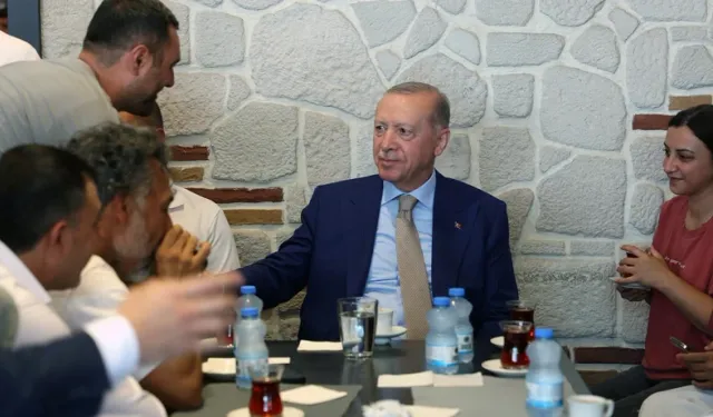 Cumhurbaşkanı Erdoğan Çengelköy'de Esnafla Buluştu: Kebapçı Davetini Geri Çevirmedi