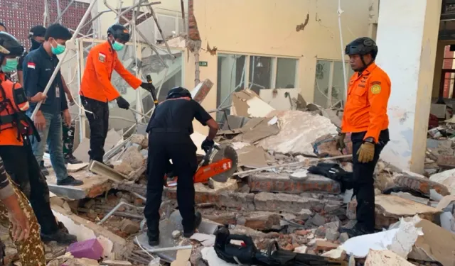 Endonezya'da Deprem Felaketi, Ölü Sayısı Artıyor