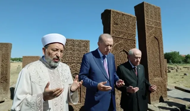Devletin Zirvesi Ata Toprağında: Cumhurbaşkanı Erdoğan ve Bahçeli Ahlat Selçuklu Mezarlığı'nı Ziyaret Etti