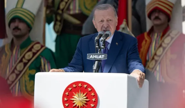 Cumhurbaşkanı Erdoğan’dan Ahlat’ta 'Terörsüz Türkiye' Vurgusu: 'Kirli Elleri Biliyoruz, Bizim de Bir Hesabımız Var!'