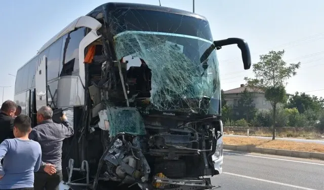 Afyonkarahisar'da Yolcu Otobüsü Kaza Yaptı: Ölü ve Yaralılar Var