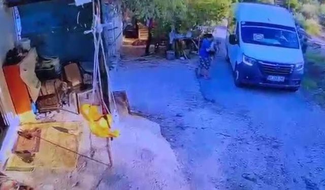 Antalya'da Kahreden Kaza: Babasının Kullandığı Minibüsün Altında Kalan Çocuk Hayatını Kaybetti