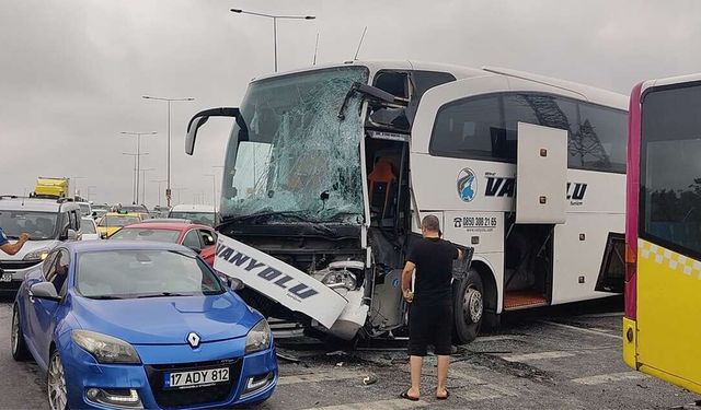 Yolcu Otobüsü Belediye Otobüsüne Çarptı, Yaralılar Var