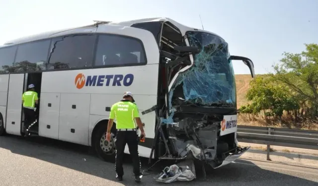 Salihli D300 Kara Yolunda Feci Kaza: Otobüs Kamyona Çarptı, 1 Ölü, 14 Yaralı