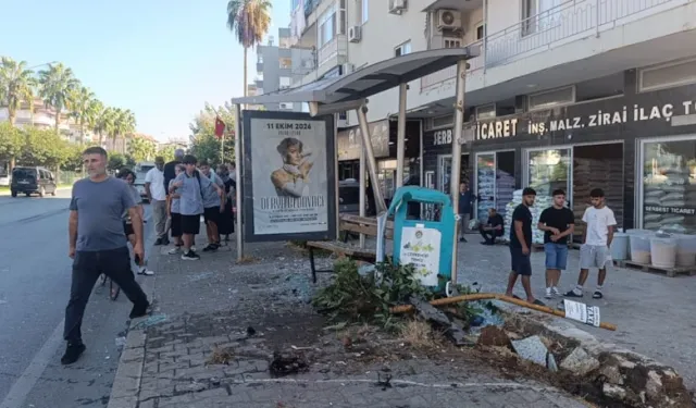 Antalya'da Korkunç Kaza: Otomobil Durağa Daldı, 3 Yaralı