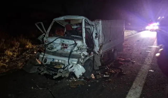 Adana'da Tıra Çarpan Kamyonetteki 2 Kişi Yaşamını Yitirdi