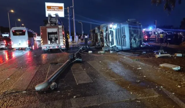 Antalya'da Devrilen Tırın Altında Kalan 2 Kadın Yaşamını Yitirdi