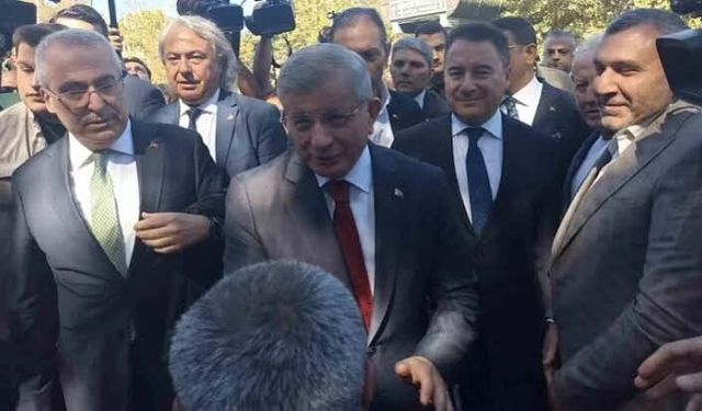 Ahmet Davutoğlu İfade Verdi, Babacan ve Arıkan Yanından Ayrılmadı: 'Bu Türkiye Cumhuriyeti Tarihinde Bir İlk!'
