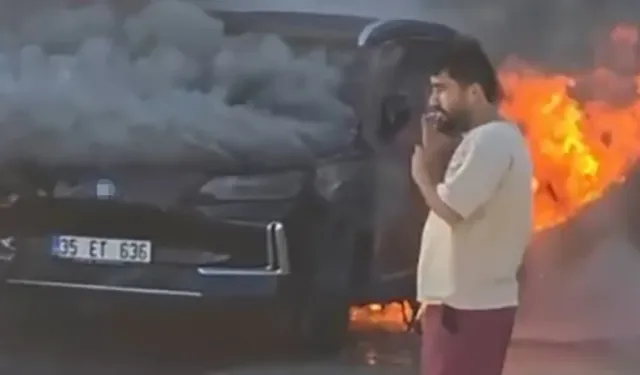 İzmir'de Elektrikli Otomobil Alev Aldı: Patlamalar Yaşandı!